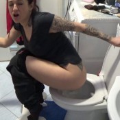 in her toilet hd hotdirtyivone