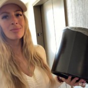 amy_farts pooping in the ice bucket