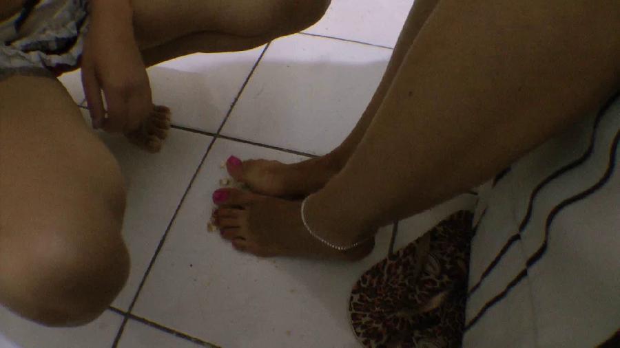 homemade foot fetish: cleaning our dirty feet karinacruel